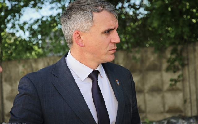 Мэр Николаева Александр Сенкевич побывал в детской больнице №2 и навестил ребят, пострадавших от неизвестного газа Фото № 3 Мэр Николаева Александр Сенкевич побывал в детской больнице №2 и навестил ребят, пострадавших от неизвестного газа Фото № 3