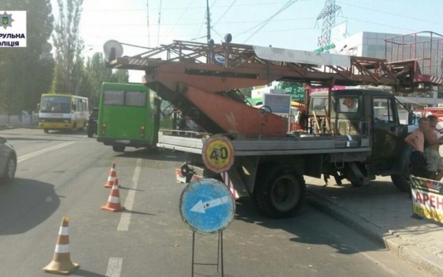 В Николаеве маршрутка с пассажирами врезалась в грузовик Фото № 0 В Николаеве маршрутка с пассажирами врезалась в грузовик Фото № 0