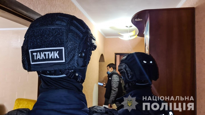 В Николаеве спецназ штурмовал квартиру сутенеров Фото № 2 В Николаеве спецназ штурмовал квартиру сутенеров Фото № 2