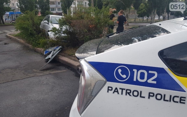 На Центральном проспекте автомобиль сбил дорожный знак и вылетел на зеленую зону тротуара Фото № 1 На Центральном проспекте автомобиль сбил дорожный знак и вылетел на зеленую зону тротуара Фото № 1