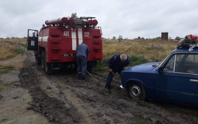 В Николаевской области из-за проливных дождей на дорогах увязли в шрязи шесть автомобилей и трактор Фото № 0 В Николаевской области из-за проливных дождей на дорогах увязли в шрязи шесть автомобилей и трактор Фото № 0