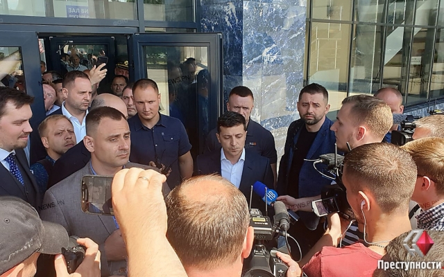 Президент Украины осмотрел трассу Н-14 и приехал на Николаевский судостроительный завод, чтобы обсудить судьбу крейсера «Украина» Фото № 16 Президент Украины осмотрел трассу Н-14 и приехал на Николаевский судостроительный завод, чтобы обсудить судьбу крейсера «Украина» Фото № 16