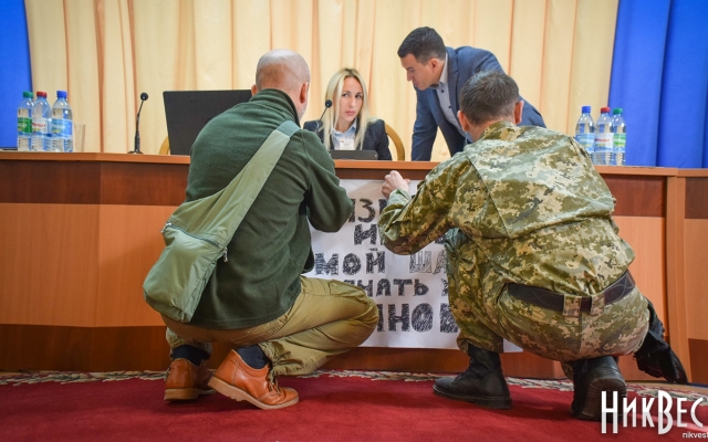 Сессия облсовета на грани срыва – депутаты и ветераны АТО устроили перепалку Фото № 0 Сессия облсовета на грани срыва – депутаты и ветераны АТО устроили перепалку Фото № 0