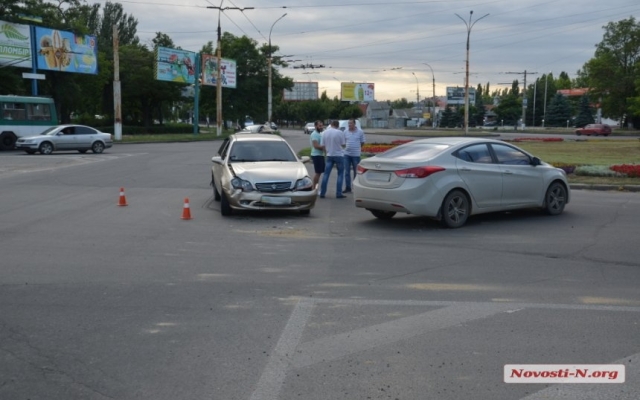 На Херсонском кольце в Николаеве произошло ДТП Фото № 3 На Херсонском кольце в Николаеве произошло ДТП Фото № 3