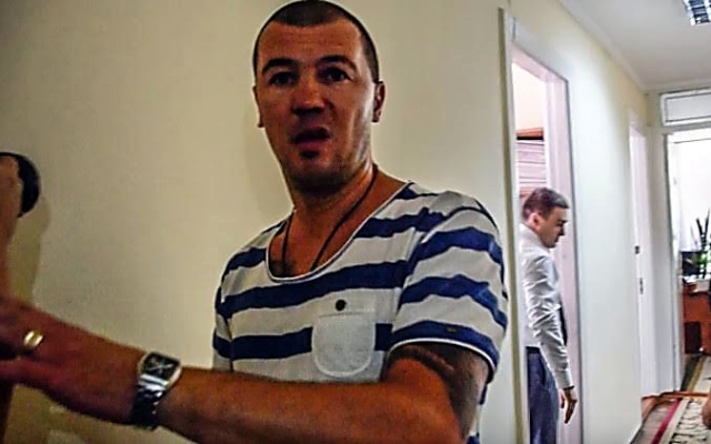 Боксер, избивавший депутата Барну в Николаевском облсовете, задержан и доставлен в полицию Фото № 0 Боксер, избивавший депутата Барну в Николаевском облсовете, задержан и доставлен в полицию Фото № 0