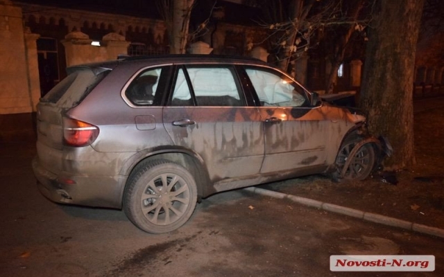 На улице Корабелов произошла авария, одна из машин врезалась в дерево Фото № 0 На улице Корабелов произошла авария, одна из машин врезалась в дерево Фото № 0