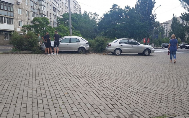 На Центральном проспекте автомобиль сбил дорожный знак и вылетел на зеленую зону тротуара Фото № 0 На Центральном проспекте автомобиль сбил дорожный знак и вылетел на зеленую зону тротуара Фото № 0