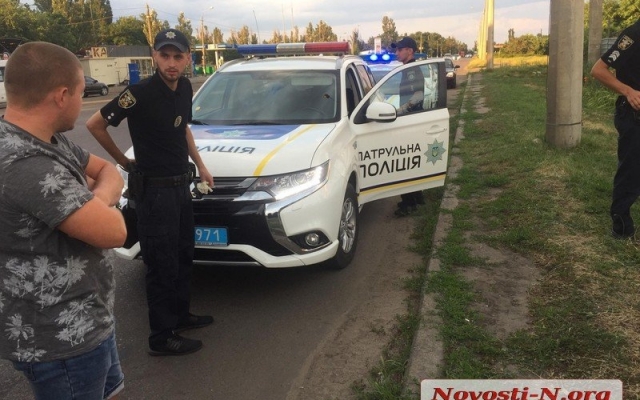 На выезде из Николаева автомобиль слетел с дороги, в машине находились трое с признаками серьезного наркотического опьянения Фото № 3 На выезде из Николаева автомобиль слетел с дороги, в машине находились трое с признаками серьезного наркотического опьянения Фото № 3