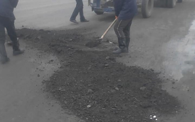 На автотрассах Н-24 и Н-11 приступили к неотложным работам по ликвидации аварийной ямочности Фото № 11 На автотрассах Н-24 и Н-11 приступили к неотложным работам по ликвидации аварийной ямочности Фото № 11