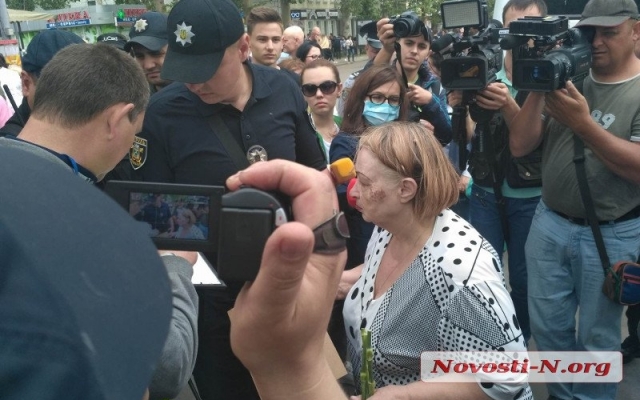 Дочь Героя Советского Союза Николая Медведева пришла на акцию «Бессмертный полк» с портретом отца и георгиевской лентой Фото № 1 Дочь Героя Советского Союза Николая Медведева пришла на акцию «Бессмертный полк» с портретом отца и георгиевской лентой Фото № 1
