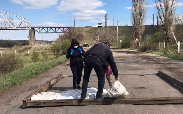 В Вознесенском районе перекрыли дороги и установили дезинфектор для автомобилей Фото № 3 В Вознесенском районе перекрыли дороги и установили дезинфектор для автомобилей Фото № 3