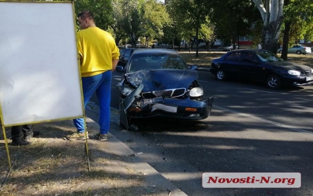 На Центральном проспекте автомобиль врезался в припаркованную иномарку Фото № 4 На Центральном проспекте автомобиль врезался в припаркованную иномарку Фото № 4