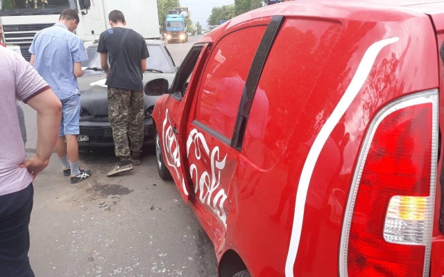 В Николаеве на Херсонском шоссе не смогли поделить перекресток два автомобиля Фото № 1 В Николаеве на Херсонском шоссе не смогли поделить перекресток два автомобиля Фото № 1