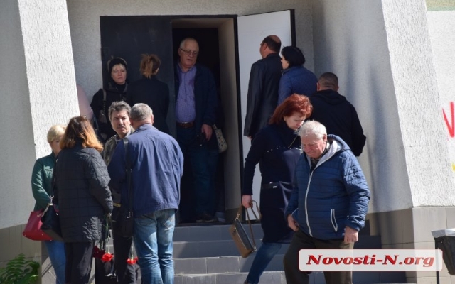 В Николаеве провели в последний путь расстрелянных на газовой заправке Фото № 0 В Николаеве провели в последний путь расстрелянных на газовой заправке Фото № 0