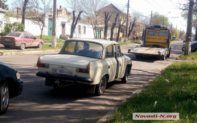 На Большой Морской водитель решил проскочить на красный сигнал светофора и врезался в иномарку Фото № 0 На Большой Морской водитель решил проскочить на красный сигнал светофора и врезался в иномарку Фото № 0