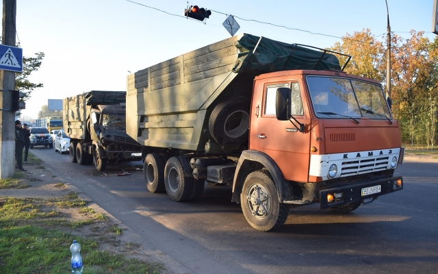 На Широкобальском мосту «КамАЗ» врезался в грузовик, пострадавшего водителя госпитализировали в больницу Фото № 5 На Широкобальском мосту «КамАЗ» врезался в грузовик, пострадавшего водителя госпитализировали в больницу Фото № 5