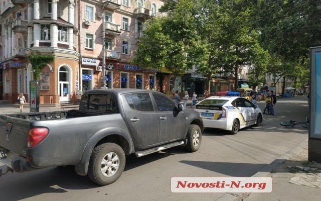 На Соборной велосипедист обматерил водителя и тот наехал на парня Фото № 2 На Соборной велосипедист обматерил водителя и тот наехал на парня Фото № 2