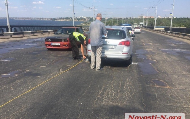 Ямы стали причиной аварии на Ингульском мосту, образовалась автомобильная пробка пробка Фото № 3 Ямы стали причиной аварии на Ингульском мосту, образовалась автомобильная пробка пробка Фото № 3
