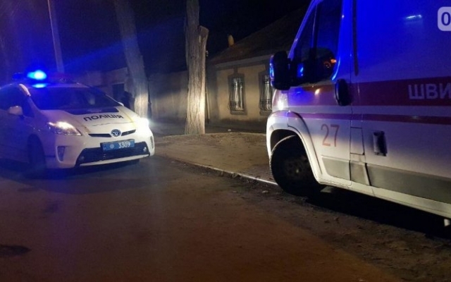 В Николаеве прямо на улице полдня пролежал мужчина Фото № 1 В Николаеве прямо на улице полдня пролежал мужчина Фото № 1