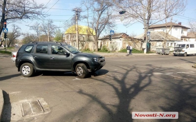 На Большой Морской водитель решил проскочить на красный сигнал светофора и врезался в иномарку Фото № 2 На Большой Морской водитель решил проскочить на красный сигнал светофора и врезался в иномарку Фото № 2