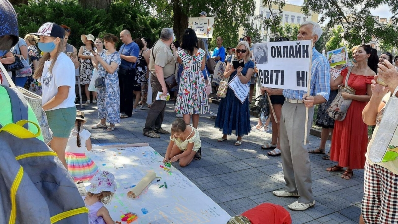 В Николаеве поддержали всеукраинскую акцию против дистанционного обучения Фото № 0 В Николаеве поддержали всеукраинскую акцию против дистанционного обучения Фото № 0