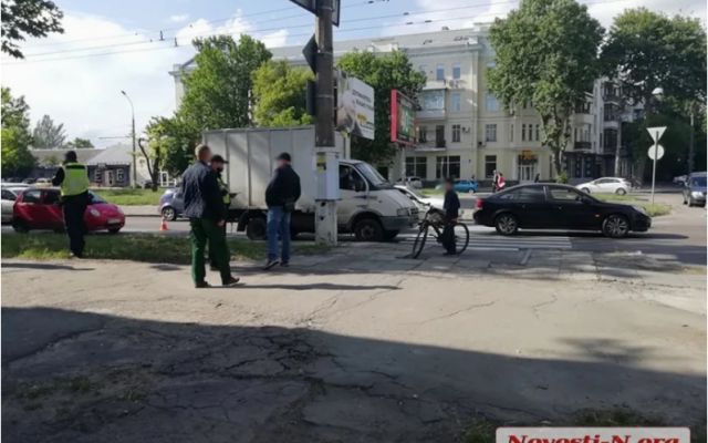 В Николаеве под колеса автомобиля попал 10-летний ребенок Фото № 0 В Николаеве под колеса автомобиля попал 10-летний ребенок Фото № 0