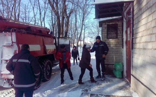 Спасатели помогли медикам доставить в больницу беременную женщину Фото № 1 Спасатели помогли медикам доставить в больницу беременную женщину Фото № 1