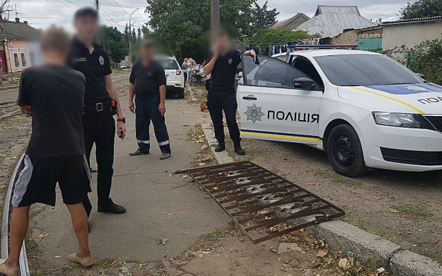 В Николаеве полиция задержала парня, перевозившего в трамвае украденный металлический забор Фото № 0 В Николаеве полиция задержала парня, перевозившего в трамвае украденный металлический забор Фото № 0