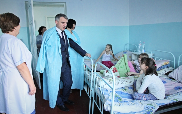 Мэр Николаева Александр Сенкевич побывал в детской больнице №2 и навестил ребят, пострадавших от неизвестного газа Фото № 5 Мэр Николаева Александр Сенкевич побывал в детской больнице №2 и навестил ребят, пострадавших от неизвестного газа Фото № 5