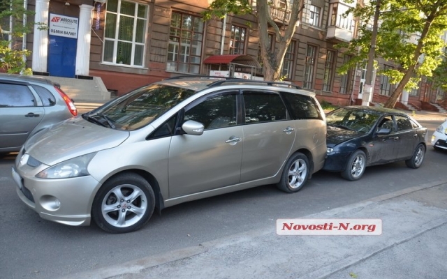 В Центре Николаеве произошло ДТП при участии автомобилей Mitsubishi Grandis и Mazda 323 Фото № 3 В Центре Николаеве произошло ДТП при участии автомобилей Mitsubishi Grandis и Mazda 323 Фото № 3
