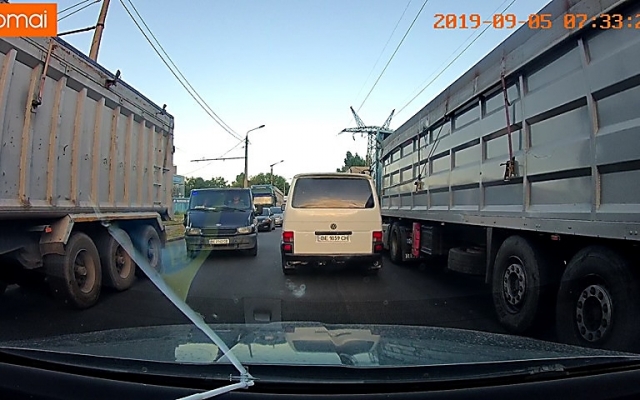 На проспекте Богоявленский образовалось большое скопление фур, возникли автопробки Фото № 2 На проспекте Богоявленский образовалось большое скопление фур, возникли автопробки Фото № 2