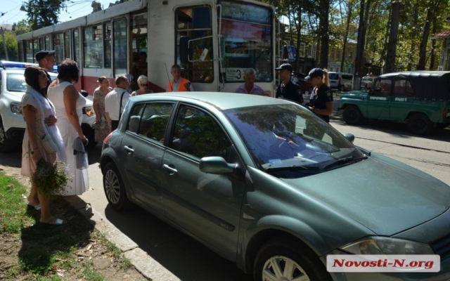 На Потемкинской автомобиль заблокировал движение электротранспорта Фото № 5 На Потемкинской автомобиль заблокировал движение электротранспорта Фото № 5