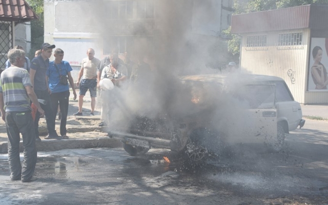 На 1-й Военной во время движения загорелся автомобиль Фото № 4 На 1-й Военной во время движения загорелся автомобиль Фото № 4