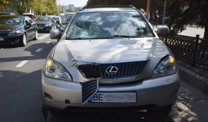 На проспекте в центре Николаева автомобиль Lexus сбил женщину с ребенком Фото № 0 На проспекте в центре Николаева автомобиль Lexus сбил женщину с ребенком Фото № 0