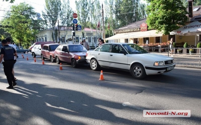 На Пушкинской столкнулись сразу четыре автомобили, образовав своеобразный паровозик Фото № 0 На Пушкинской столкнулись сразу четыре автомобили, образовав своеобразный паровозик Фото № 0