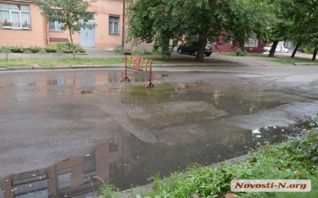 На Малой Морской образовалась новая непросыхающая лужа Фото № 2 На Малой Морской образовалась новая непросыхающая лужа Фото № 2