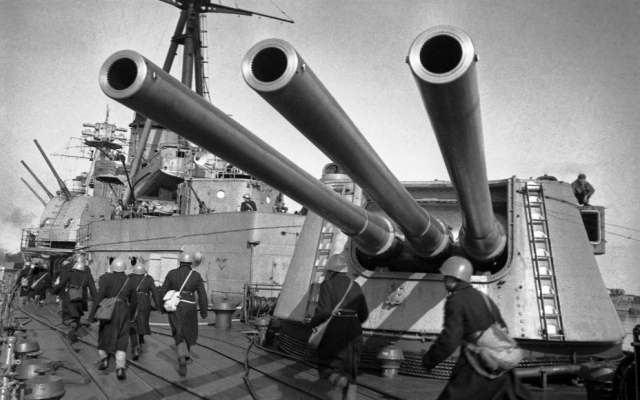 28 июня 1937 года в Николаеве спущен на воду крейсер 28 июня 1937 года в Николаеве спущен на воду крейсер