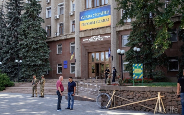 Колючей проволокой и блокпостами перекрыты подходы к Николаевской ОГА Фото № 9 Колючей проволокой и блокпостами перекрыты подходы к Николаевской ОГА Фото № 9