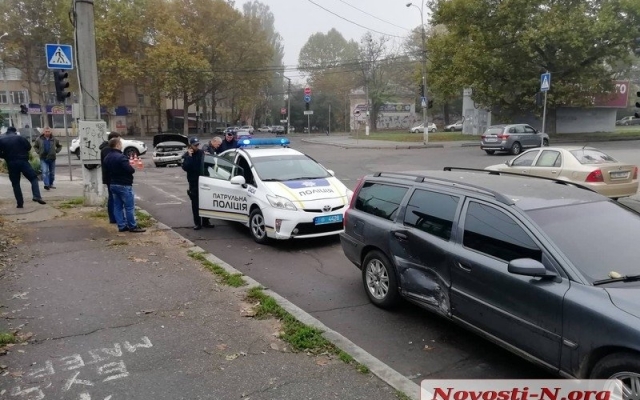На Садовой столкнулись два автомобиля, есть пострадавшие Фото № 2 На Садовой столкнулись два автомобиля, есть пострадавшие Фото № 2
