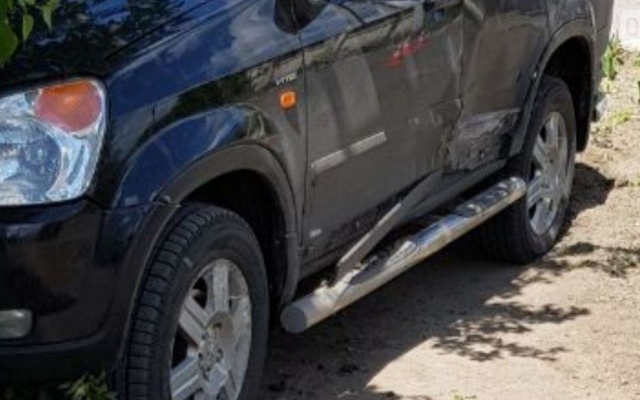 В Варваровке от удара иномарка съехала с дороги и врезалась в ограждение Фото № 2 В Варваровке от удара иномарка съехала с дороги и врезалась в ограждение Фото № 2