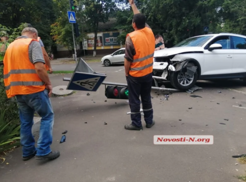 В Николаеве в результате ДТП пострадал светофор Фото № 2 В Николаеве в результате ДТП пострадал светофор Фото № 2
