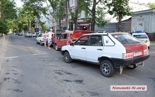 На Пушкинской столкнулись сразу четыре автомобили, образовав своеобразный паровозик Фото № 6 На Пушкинской столкнулись сразу четыре автомобили, образовав своеобразный паровозик Фото № 6