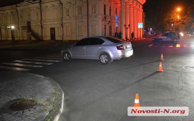 Автомобиль Škoda Octavia на пешеходном переходе чуть не наехал на губернатора и сопровождавших его лиц Фото № 4 Автомобиль Škoda Octavia на пешеходном переходе чуть не наехал на губернатора и сопровождавших его лиц Фото № 4