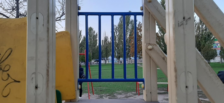 Николаевцы просят восстановить детскую площадку, которую ночью коснулась рука вандализма Фото № 0 Николаевцы просят восстановить детскую площадку, которую ночью коснулась рука вандализма Фото № 0