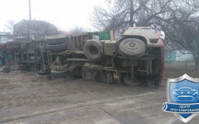 Грузовой автомобиль с прицепом зерна перевернулся в Николаеве Фото № 4 Грузовой автомобиль с прицепом зерна перевернулся в Николаеве Фото № 4