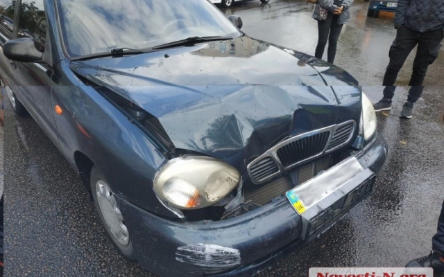 На Центральном проспекте из-за несоблюдения дистанции столкнулись два автомобиля Фото № 0 На Центральном проспекте из-за несоблюдения дистанции столкнулись два автомобиля Фото № 0