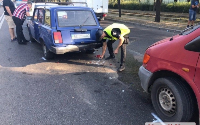 На Богоявленском проспекте столкнулись три автомобиля, есть пострадавшие Фото № 2 На Богоявленском проспекте столкнулись три автомобиля, есть пострадавшие Фото № 2