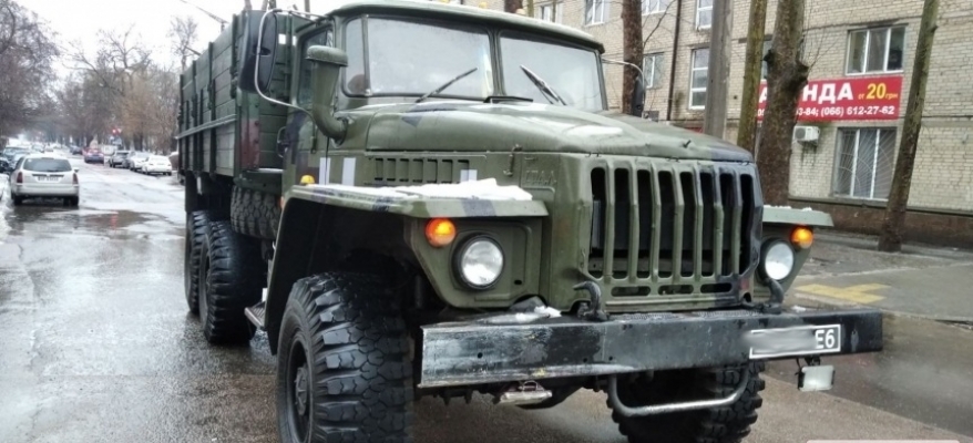 В Николаеве Урал с военными номерами протаранил Ford Transit Фото № 0 В Николаеве Урал с военными номерами протаранил Ford Transit Фото № 0