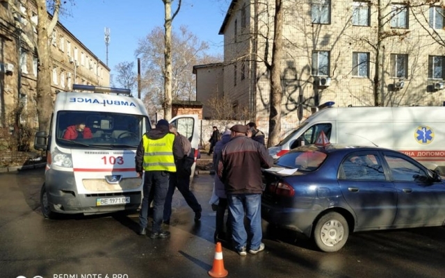 На Адмиральской иномарка врезалась в карету «скорой помощи» Фото № 5 На Адмиральской иномарка врезалась в карету «скорой помощи» Фото № 5