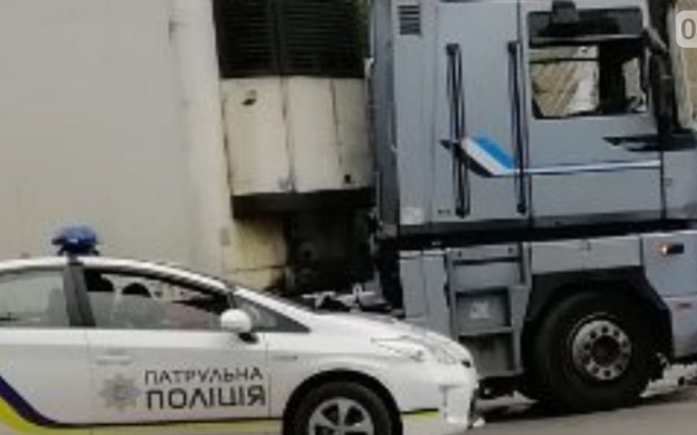 На Малой Морской грузовой автомобиль врезался в столб Фото № 2 На Малой Морской грузовой автомобиль врезался в столб Фото № 2